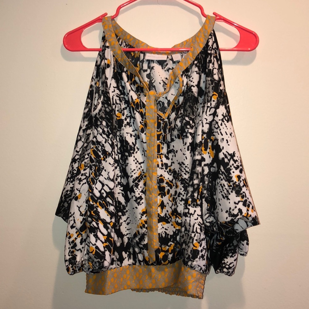 New York and co. Cold shoulder top